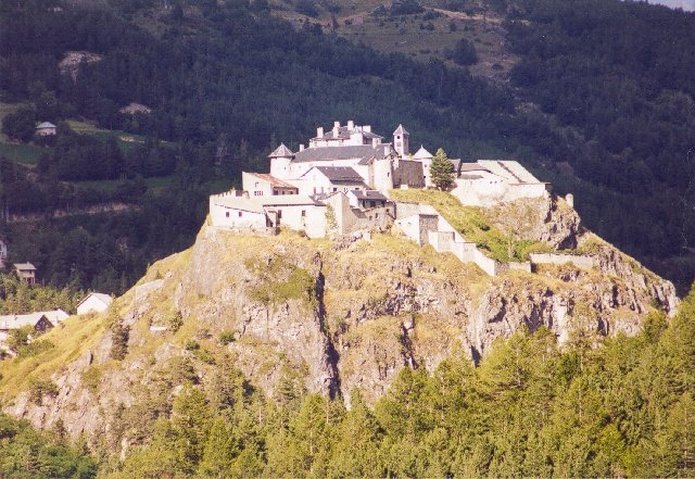 Das Chateau Queyras hinterm Izoard in Richtung GuillestreSommertour 2000