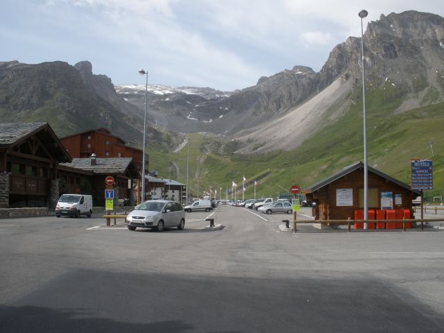 Riesiger Skifahrerparkplatz.
