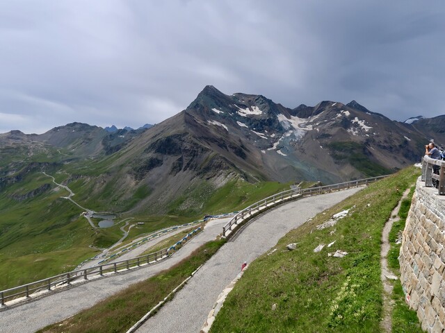 Blick aus Richtung Edelweißspitze über die Fuscher Lacke hinweg zum Hochtor, Juli 2022.