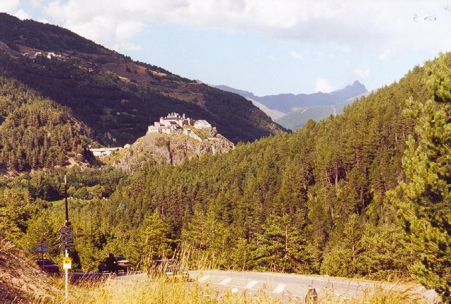 Das Chateau Queyras hinterm Izoard in Richtung GuillestreSommertour 2000