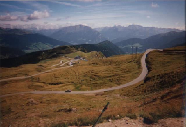Der Blick vom Jaufenpass auf die Nordrampe in Richtung SterzingItalien 1999