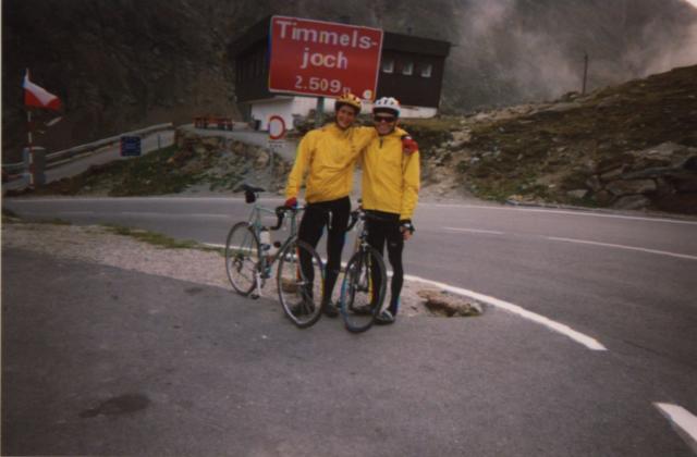 Jan und Tobi am Passschild des TimmelsjochsItalien 1999