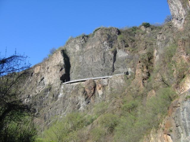 Die neue Straße führt teilweise direkt durch den Fels.