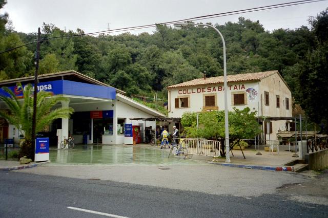 Die Passhöhe des __(Coll de Sa Bataia) mit Tankstelle und Restaurant.