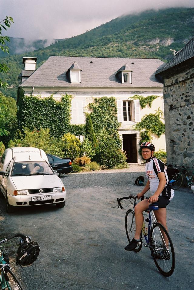 Am Morgen unserer Runde rund um Col du Soulor und Col d'Aubisque stehen wir abfahrtsbereit im Hof unserer Gastgeber