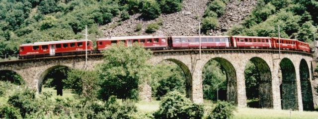 Die Berninabahn bei Brusio.Tag 3 Sommertour 2001