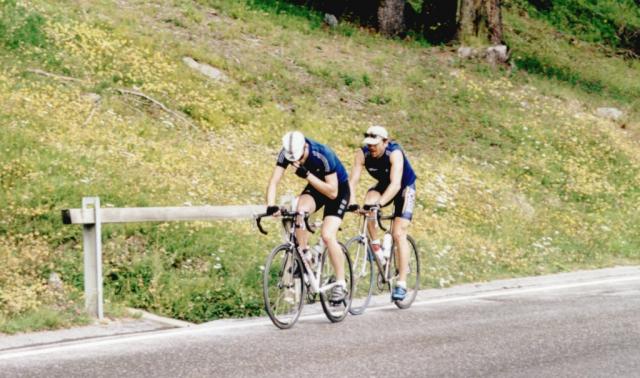 Topsi und Tobi fahren am Berninapass vor.Tag 3 Sommertour 2001