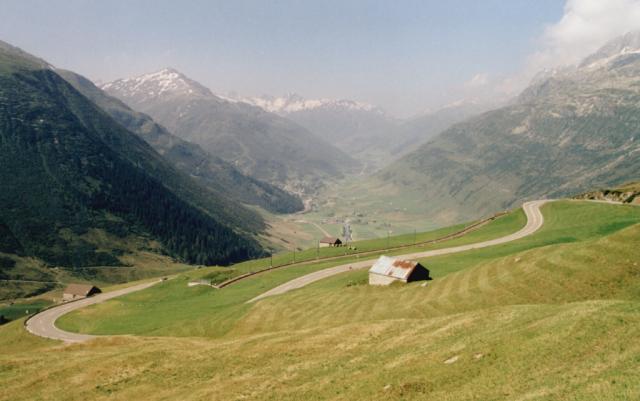 Vom Oberalp geht es auf einer 2 km langen geraden mit 81 km/h ins Tal nach Andermatt.Tag 6 Sommertour 2001