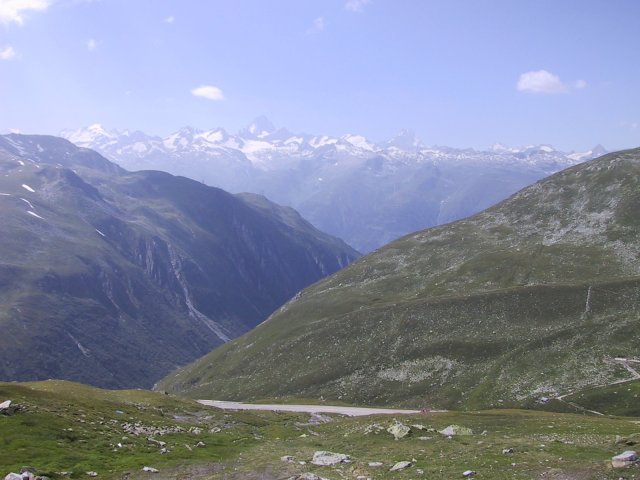Aussicht nach Westen vom Nufenenpass aus. Die beiden h&ouml;chsten Spitzen im Dunst sind das Finsteraarhorn (li.) und das Lauteraarhorn Sommertour 2001