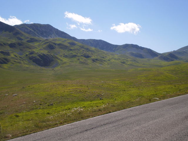 Das Massiv des Monte Scindarella begrenzt den westlichen Campo Imperatore nach Süden hin.