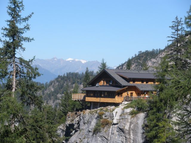 Die neue Lienzer Dolomitenhütte (seit 2008) und der Großvenediger.