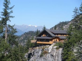 Die neue Lienzer Dolomitenhütte (seit 2008) und der Großvenediger.