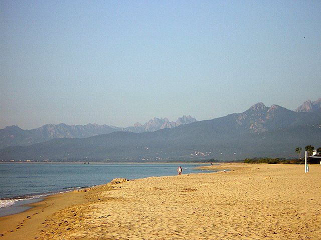 Der schöne Strand vor Marina d'Oru (Ghisonaccia) mit den Bavella-Bergen.