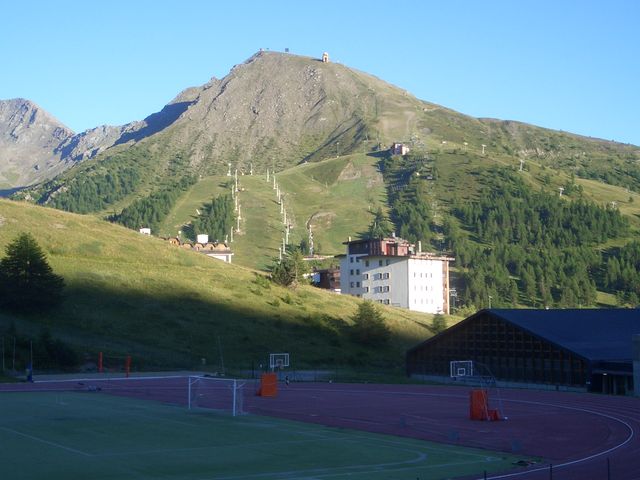 Sestrieres Sportplatz und grüne Skipisten vom Balkon des zu empfehlenden Chalet Edelweiss.