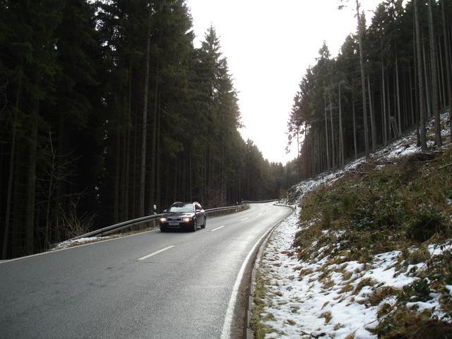 Auf einer für den Thüringer Wald typischen Straße geht es Richtung Wegscheide.