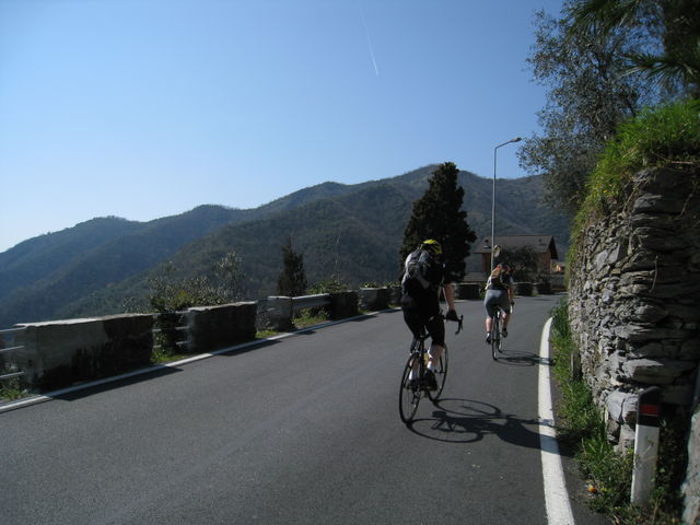 Anfahrt zum ersten Pass, dem [[Colle Caprile|paesse|colle-caprile]].
(März 2009)