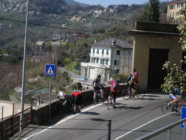 Kurze Pause, im Hintergrund die Passhöhe des [[Colle Caprile|paesse|colle-caprile]].
(März 2009)