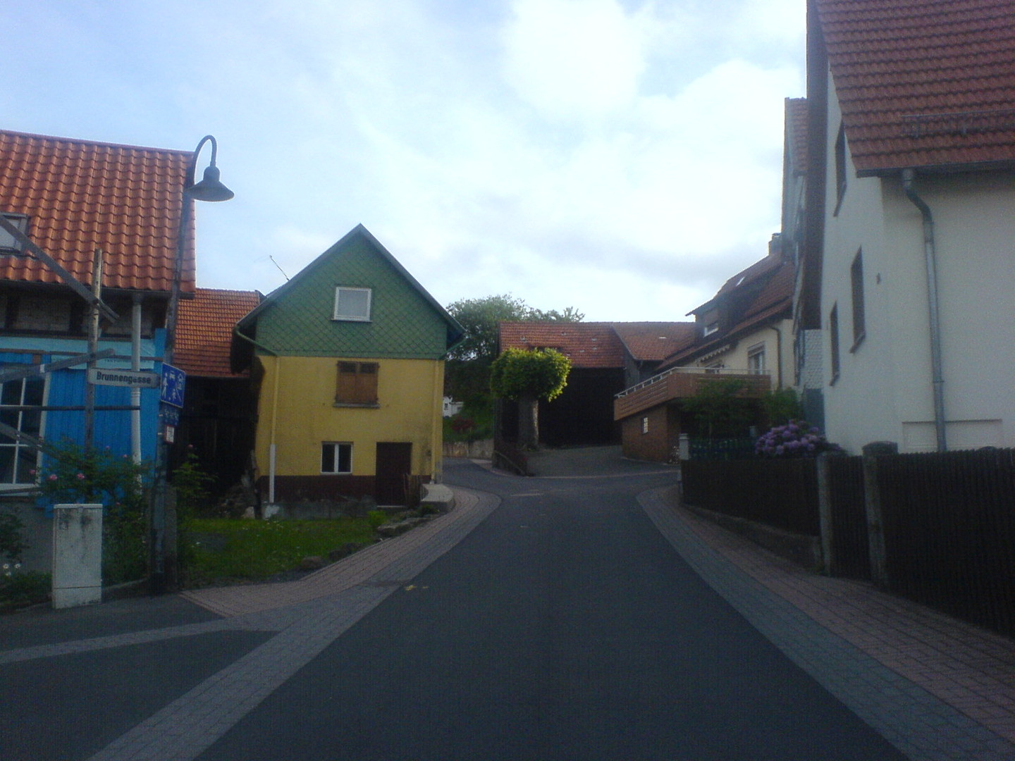 Durch eine enge Gasse führt die Straße durch Hettenhausen