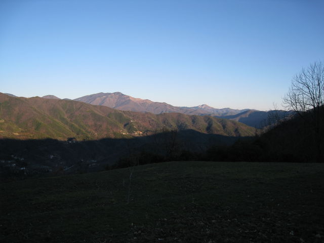 Schöne Aussicht bei tiefstehender Sonne auf das Val Cichero.
(Februar 2009)