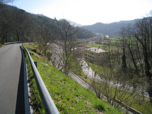 Und über die schöne Abfahrt runter ins Val Fontanabuona.
(März 2009)