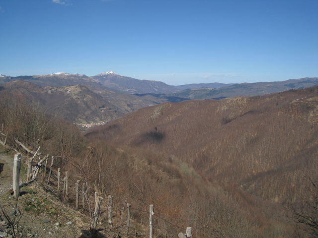 Blick auf Montebruno im Val Trebbia, Ausgangspunkt des Aufstiegs nach Barbagelata.
(März 2009)
