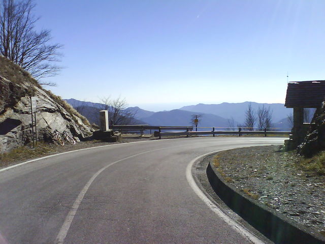 Blick an die Küste vom [[Passo della Scoglina|paesse|passo-della-scoglina]].
(Februar 2008)