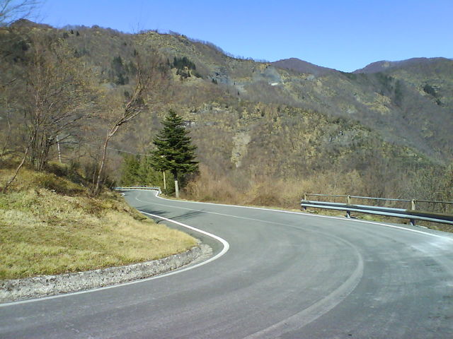 Die Passhöhe des [[Passo della Scoglina|paesse|passo-della-scoglina]] kommt in Sicht.
(Februar 2008)