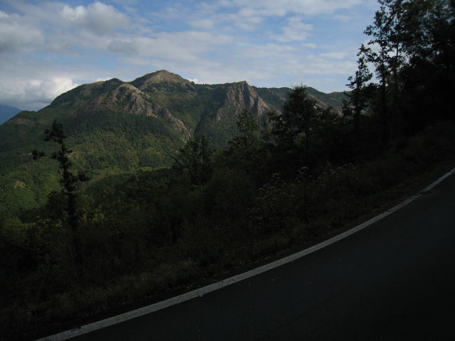 Blick auf das Gebirgsmassiv zwischen Biscia und Velva.
(September 2008)
