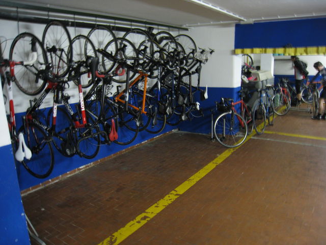 Die Räder warten in der abgeschlossenen Hotelgarage auf den ersten Einsatz.
(März 2009)