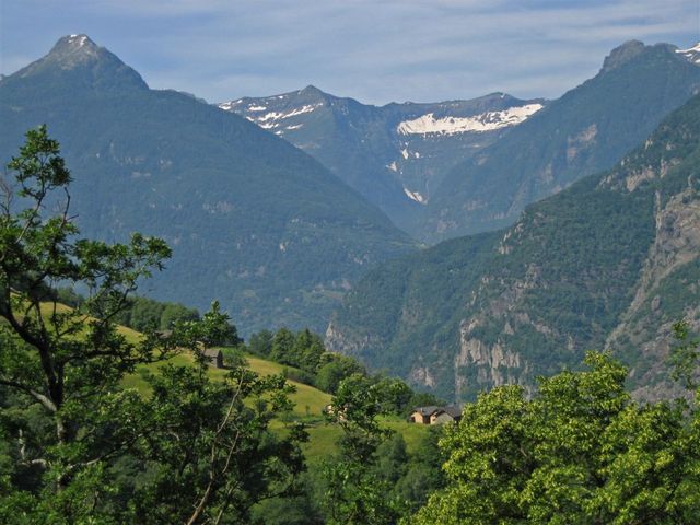 05 Blick Richtung Leventinatal mit Pizzo Ricuca (2279 m), links, und Cima di Gagnone (2518 m).