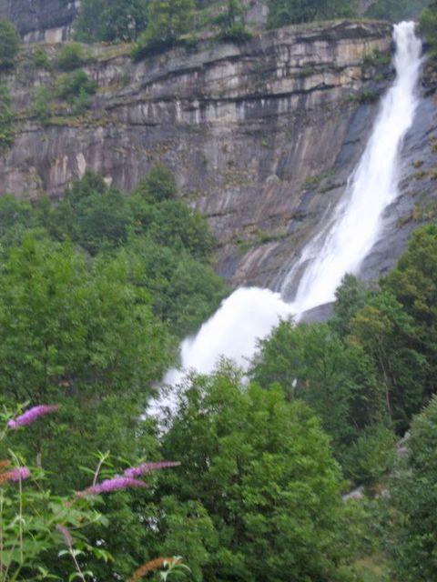 04 erster Wasserfall schon im Tal.