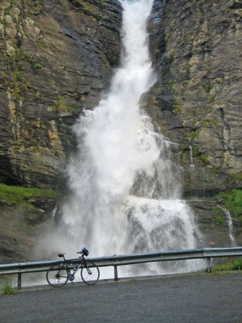 10 ... spektakulären Wasserfall ....