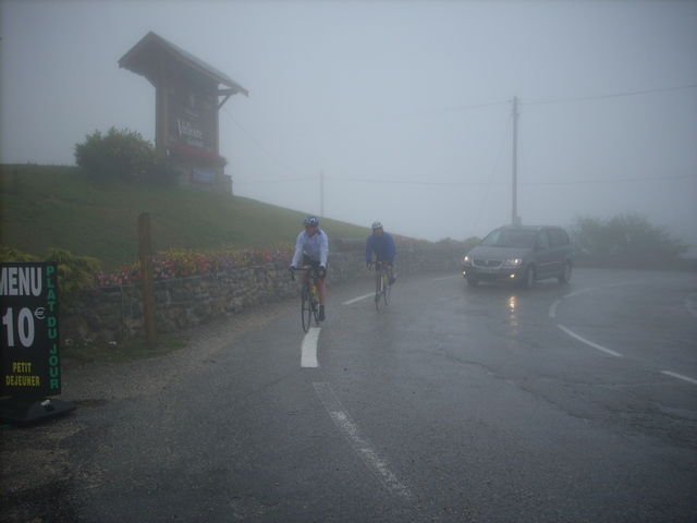 Ankunft im Nebel: Der Col du Télegraphe gibt sich bedeckt.
