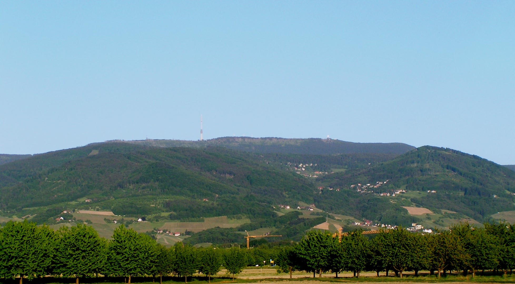 Die Hornisgrinde von der Rheinebene aus gesehen., Bild Hornisgrinde (1164 m)