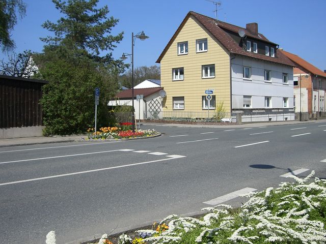 An der Hauptstraße in Rückersdorf biegen wir hier ein in die Bergstraße.