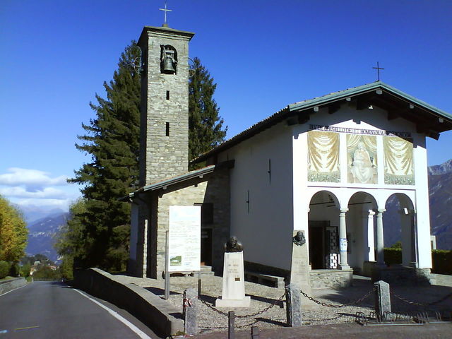 Die Wallfahrtskirche mit den Bronzebüsten von Bartali und Coppi.