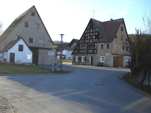 Ostrampe von Offenhausen: Im Ort an der Kreuzung rechts abbiegen.