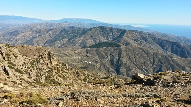 Tiefblicke von der Auffahrt in die Sierra de Lújar.