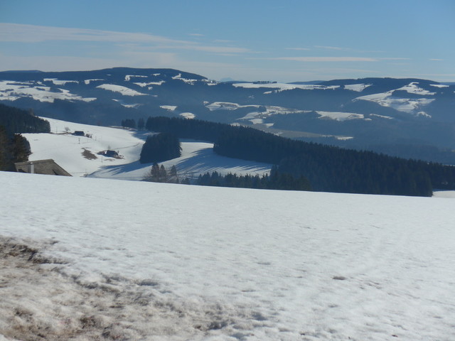 Im Hintergrund sind Alpengipfel sichtbar