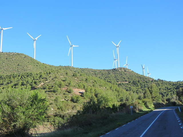 Von Igualada: Riesige Windkraftanlagen, unter denen man später noch entlangfährt.