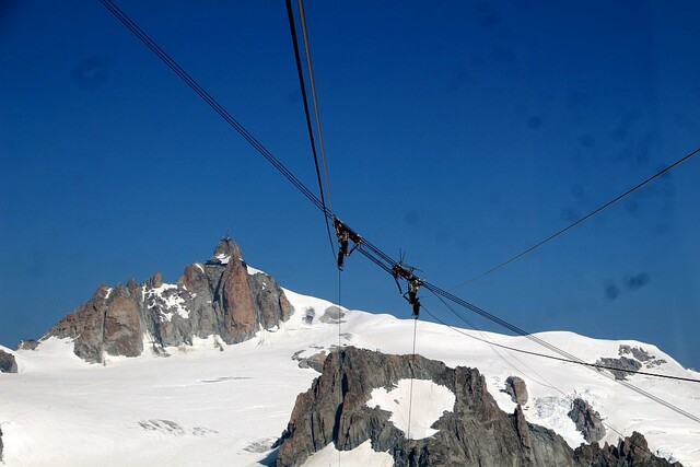 die hängende Seilstütze links im Hintergrund die Spitze des Aiguille de Midi