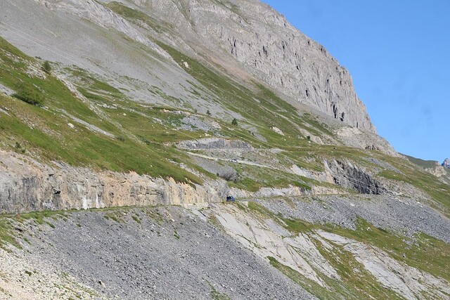 die Serpentinen zum fünfhöchsten Pass der Alpen beginnen