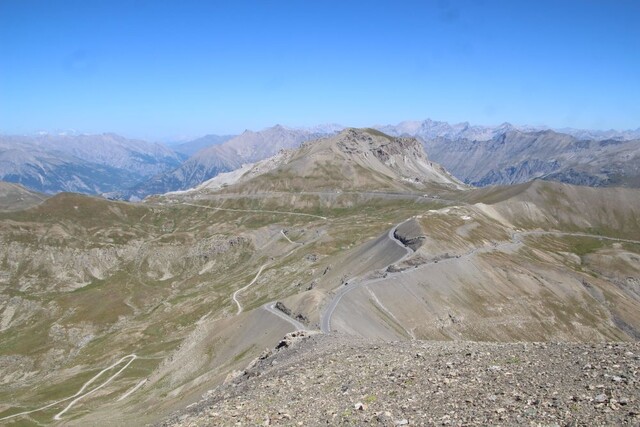 Blick auf Anstieg, Pass und Abfahrt vom Gipfel des Cime de la Bonette