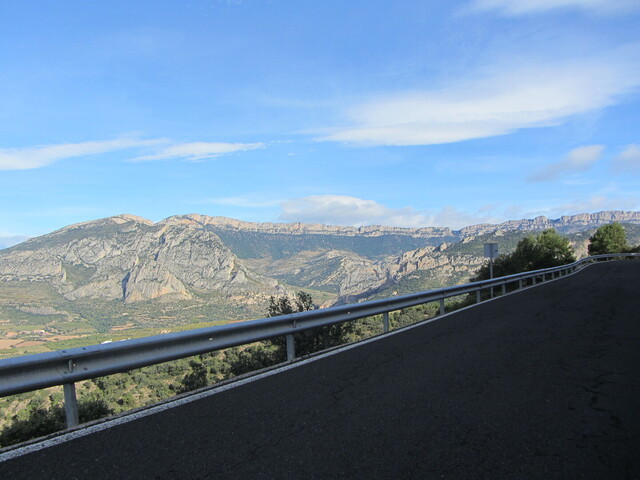 Von Isona: flach Richtung Coll de Faidella, am Horizont die Serra de Carreu.