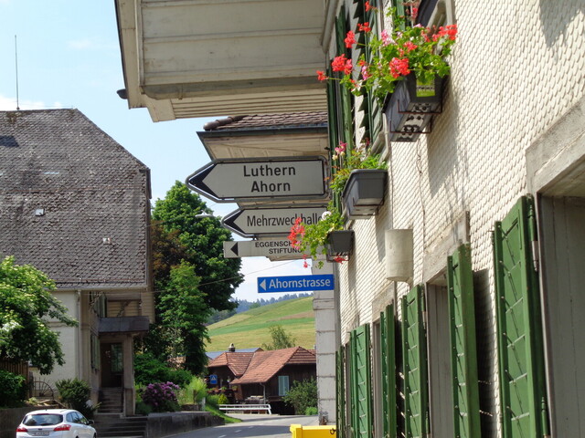 In Eriswil nach der kleinen Rampe und dem Dorfladen, dem Wegweiser folgen.