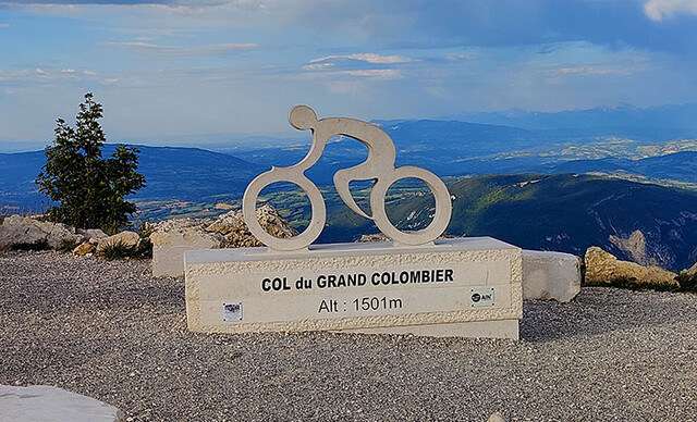 Anlässlich der Tour de France-Befahrung 2023 wurde "le cycliste" (so die Bezeichnung laut Infotafel) auf der Passhöhe errichtet.
